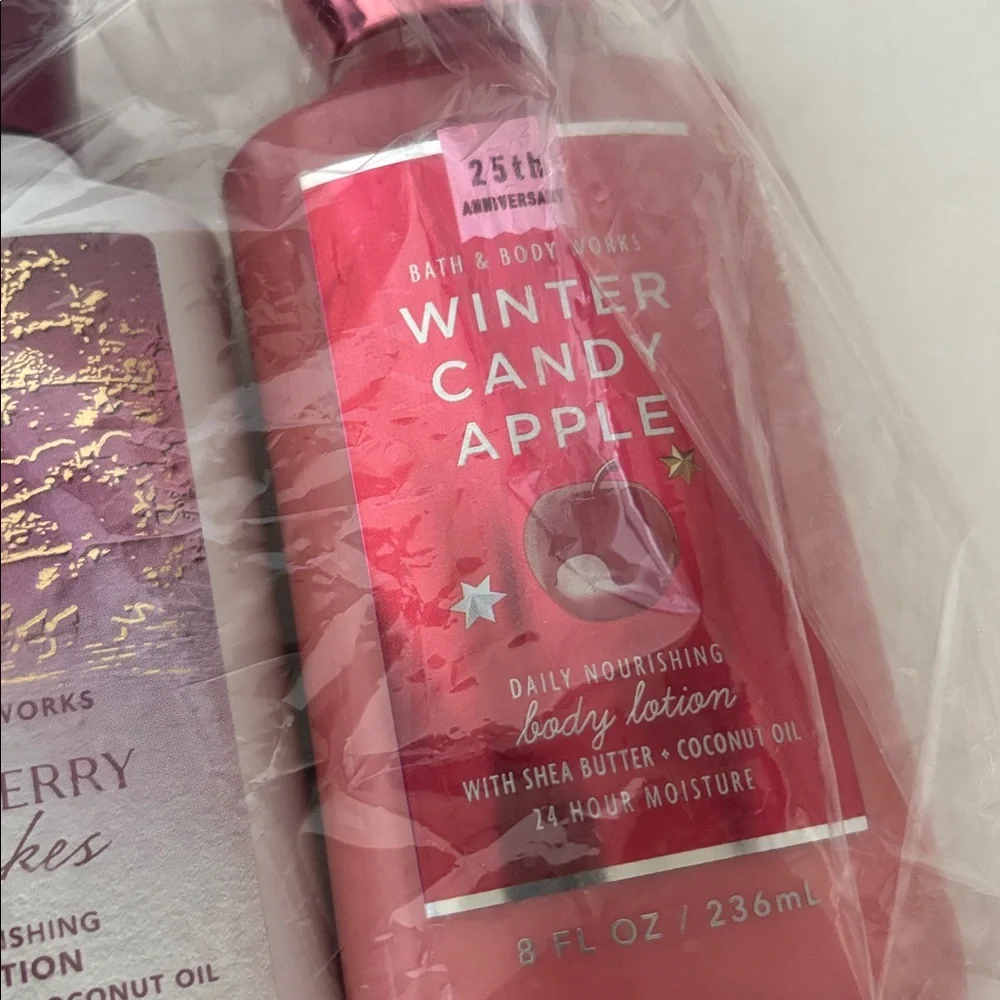 Bath & Body Works 8oz. Strawberry Snowflakes Daily Lotion & Winter Candy‎ Apple